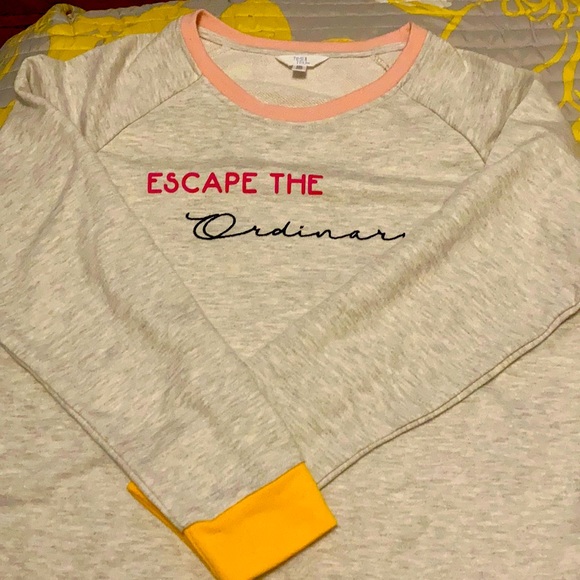 Clothing - sweater - Picture 1 of 1